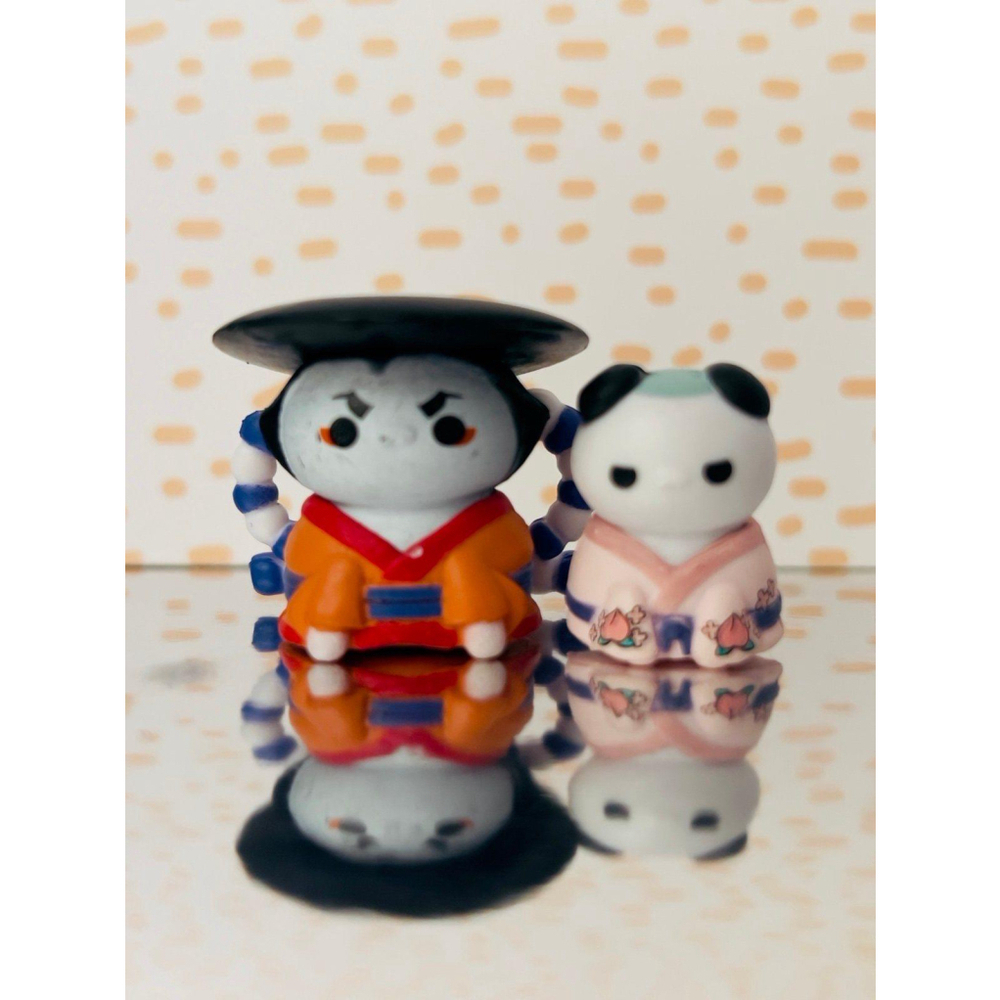 oden and momonosuke cat figurines